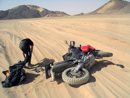 Новая жизнь жара песков. На мотоцикле в пустыне фото со стороны водителя.